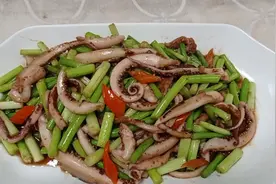 蒜苔鱿鱼须，百吃不厌的下饭菜，做法超简单@抖音小肋手@伍六一。