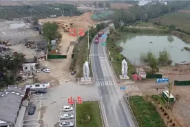 江苏进入山东的国道，连路都不一样了，两省交界处反差太大了