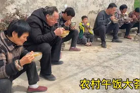 农村午饭大荟萃，面条熬菜不重样，晒着暖聊着天，这日子轻松简单视频封面