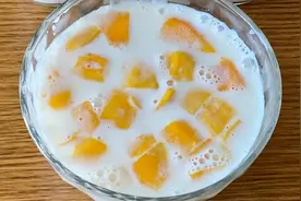 1碗牛奶2个芒果，教你在家做夏日小甜品，冰冰凉凉入口即化，赞