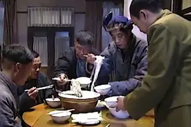 穷亲戚蹭饭场面：十斤挂面还嫌不够吃，表叔连吃五碗炸酱面视频封面