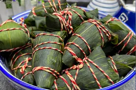 煮粽子，用清水煮是大错！大厨教你一招，软糯香甜，不夹生不漏米视频封面