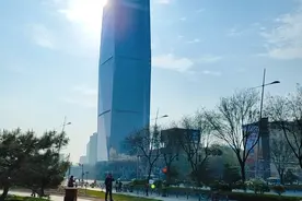 太原市目前的第一大高楼，总高54层，站在最高层俯瞰太原视频封面