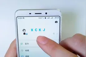 微信终于可以制作蓝色英文昵称了，已经迫不及待更换上了简单实用视频封面