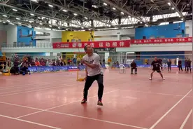 低视角欣赏羽毛球业余高手单打比赛，各种假动作让对手防不胜防视频封面