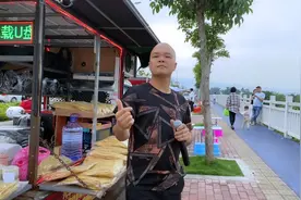 为了拉拢点客人过来，光哥唱了几首歌开场，摆地摊也不容易！