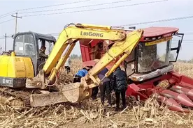 惊险的救援行动，山西长治玉米收割机陷入泥土中，挖掘机救援！视频封面