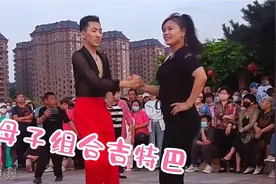 21岁小帅哥和漂亮的妈妈街头炫舞，太多人围观堵塞交通，交警来了视频封面