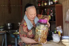 农家老赵自制柠檬无骨鸭掌，又脆又辣，真得劲