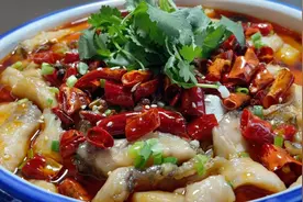 川菜厨师长教你水煮鱼的家常做法，步骤详细，麻辣鲜香下酒又下饭视频封面