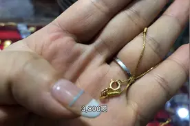 美女男朋友送她一条金项链，女孩嫌买贵了，拿来鉴定不是纯金！视频封面