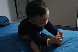 每天晚上上床第一件事就是抠脚。