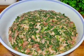 调荠菜猪肉饺子馅，牢记“两放一不放”的诀窍，鲜嫩多汁不腥不柴