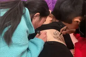 刁蛮女儿趁妈妈睡着出馊主意，怂勇弟弟在肚皮上画画，过程太逗了视频封面