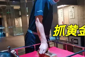 25斤重金砖单手抓起就可以拿走，看看能否挑战成功？太意外了！视频封面
