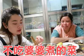 准婆婆做了一桌菜，儿媳却一口都不吃，婆婆接下来的举动太暖心了视频封面