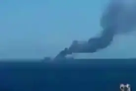 墨西哥湾石油开采平台发生爆炸起火，现场黑烟滚滚视频封面