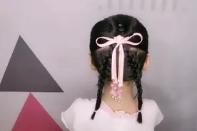 儿童古风蝴蝶结发型这样扎，配上的铃铛发带仙气十足的视频封面