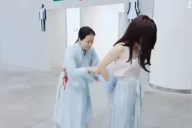 男孩去漫展试穿女装汉服，被一群小姐姐拍照围观——哈尼九视频封面