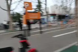 大学生在转转上面卖手机，卖了大概200块钱