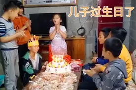 儿子过生日了，给他买14寸两层水果蛋糕，请几个小伙伴一起来吃