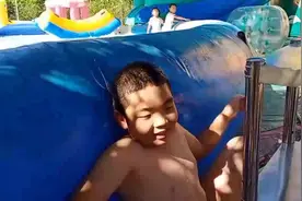 小孩子去游泳🏊不会游游出外面克视频封面