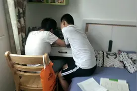 初二的哥哥辅导初一的妹妹学数学视频封面