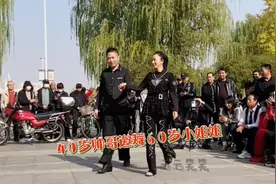 40岁帅哥邀请60岁姐姐跳舞，年龄相差二十岁，看两人配合默契吗？视频封面