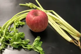 苹果加芹菜一起煮太神奇了，连续一周喝三次，轻松甩掉大肚腩视频封面