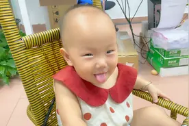 深圳打工：女儿跟着爸妈上班，活泼灵动还喜欢做怪表情，一生挚爱视频封面