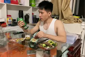 凌晨下班回家，整点牛肉拌黄瓜配上花生米，喝点啤酒庆祝减肥成功视频封面