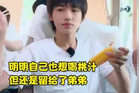 现实中宋亚轩能有多暖心？替华晨宇淋水，自己崴脚时还惦记着耀文视频封面