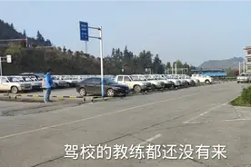 阿伟科目二学完12个学时了，教练说还要等两个月才能约考，怎么办