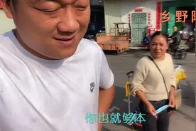 河南夫妻摆地摊，遇到城管突入其来的检查，小伙的鞋都吓掉河里了视频封面
