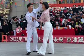 唐山网红滨芳兄妹应邀来到天津，登场表演吉特巴，美爆全场！视频封面