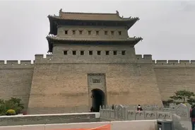 大同古城墙修复完工之后展雄姿，通过一面城门看全貌，工程浩大