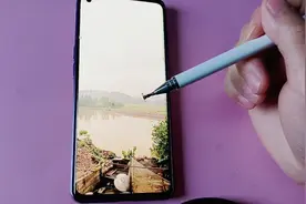 手机怎么使用原相机拍摄显示时间跟日期咧？方法非常简单。视频封面