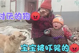 八个月的宝宝喜欢玩沙子！被突如其来的狗狗给吓哭。