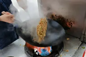 恩施炒豆皮跟广东炒粉不一样，炒不好就成砣砣，看看怎么炒！