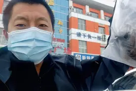 去克拉玛依中心夜市市场买只鸡，门口公平秤一称，居然多收7块钱视频封面