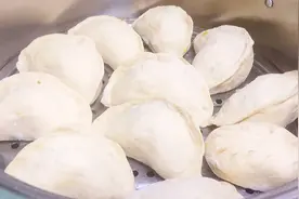 秋冬季节多吃萝卜粉条馅包子，学会这样调馅儿，皮薄馅大不油腻视频封面