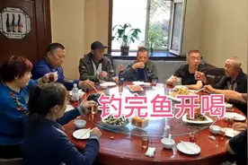 和老伴朋友们去松花江钓鱼，钓完鱼喝酒，一起探讨钓鱼的经验视频封面