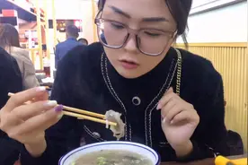 山东大嫚去山大医院，看病的时候居然也得抽空喝羊肉汤做按摩视频封面