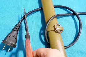 施工作业 操作失误电源线被压到了固定物体的下方拿不出来！！！