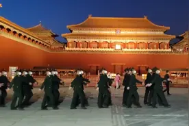 故宫前遇见的一队兵哥哥，英姿飒爽的步伐，气势和颜值都很帅。视频封面