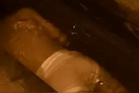 小男还在臭水沟里游泳视频封面