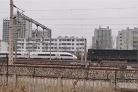 北京南-荣城G476次列车进潍坊站停靠，和谐电力机车牵引火车经过