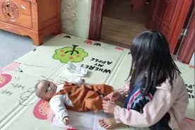 二姐给小宝宝换尿布视频封面