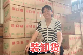 物流到了几吨重货，海燕仨人装卸货几个小时，忙完累的腰疼直不起视频封面
