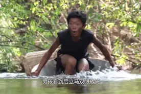 小男孩体验原始生活，摘到一堆青芒，蘸辣椒酱吃真香视频封面